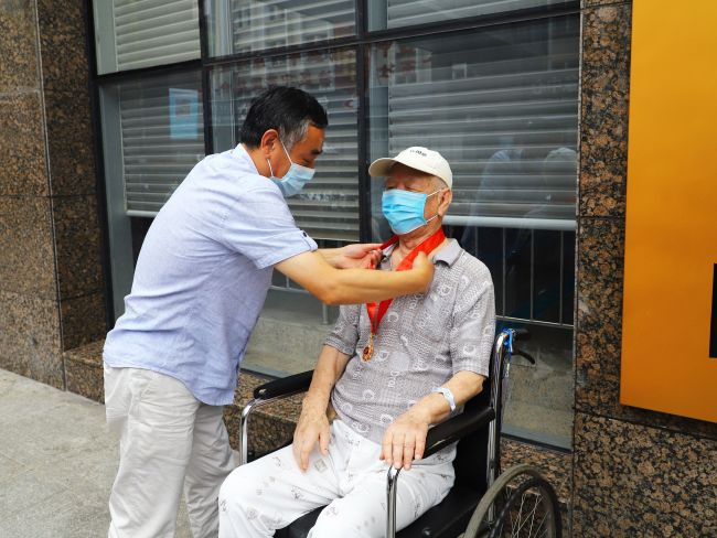 汪啟來為張建黨佩戴“光榮在黨50年”紀念章（修圖）.jpg