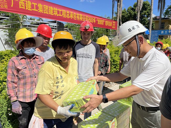 （修圖）陸烜為工人發(fā)放清涼慰問品。容芝雅 攝.jpg