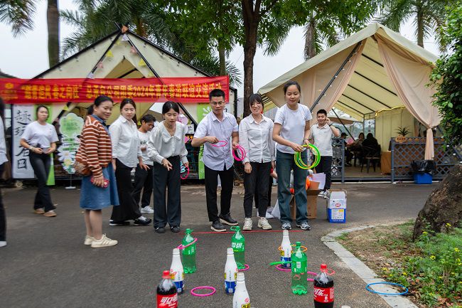 套圈現(xiàn)場(chǎng)。郭奎君 攝.jpg